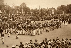 1919年にロンドンを通過した連合軍の大勝利の行進に参加した看護師 作： English Photographer